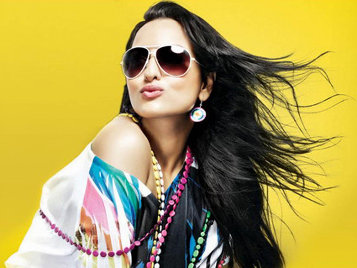 Sonakshi Sinha In Aviator Sunglasses - 1366x1024 Wallpaper 