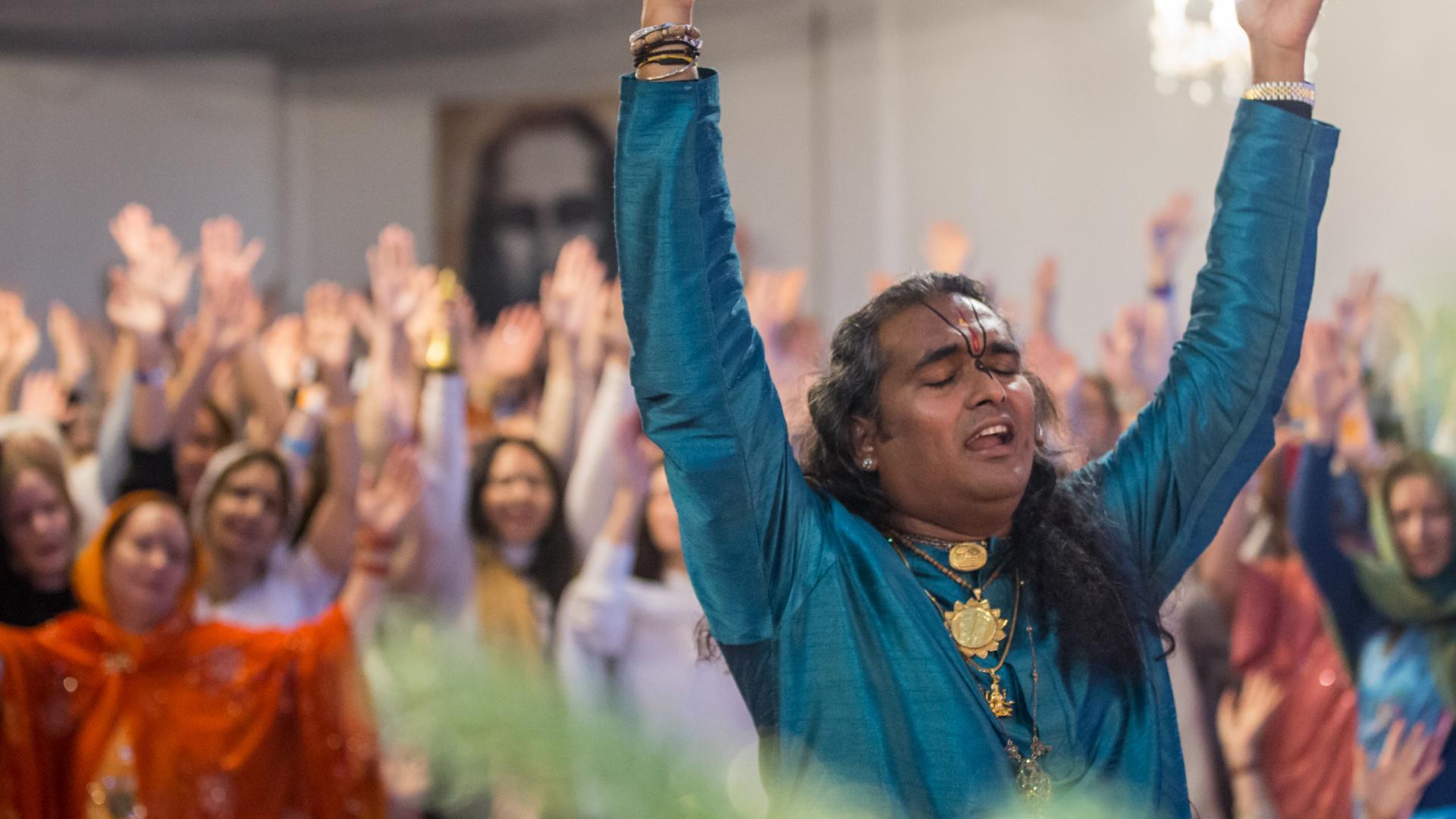 Paramahamsa Vishwananda With Devotees - Bhakti Marga - HD Wallpaper 