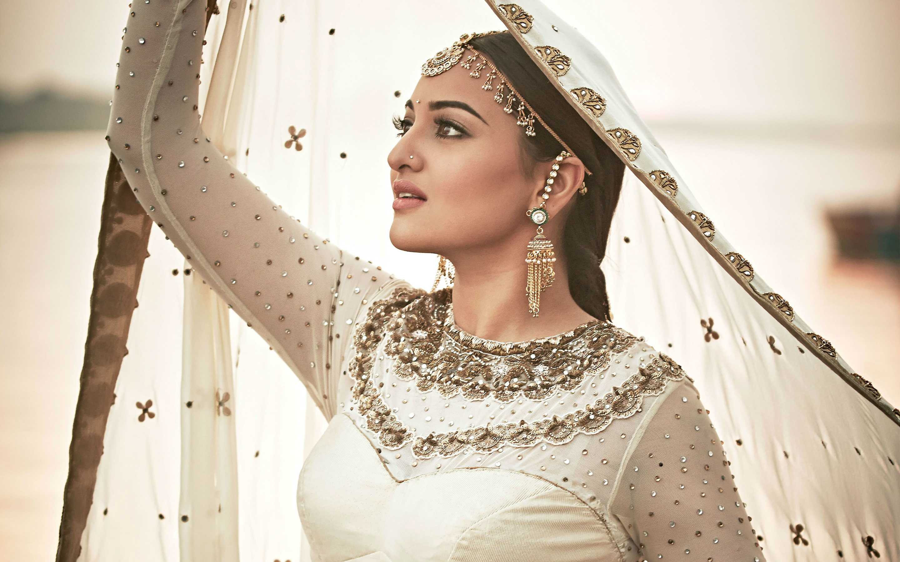 Sonakshi Sinha - HD Wallpaper 