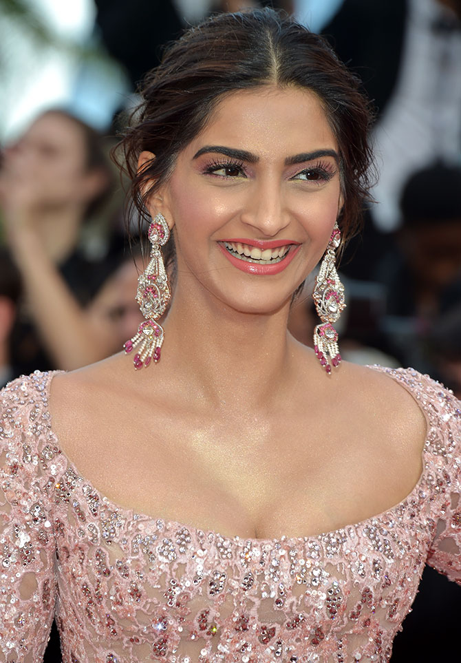 Sonam Kapoor Hair Up - HD Wallpaper 