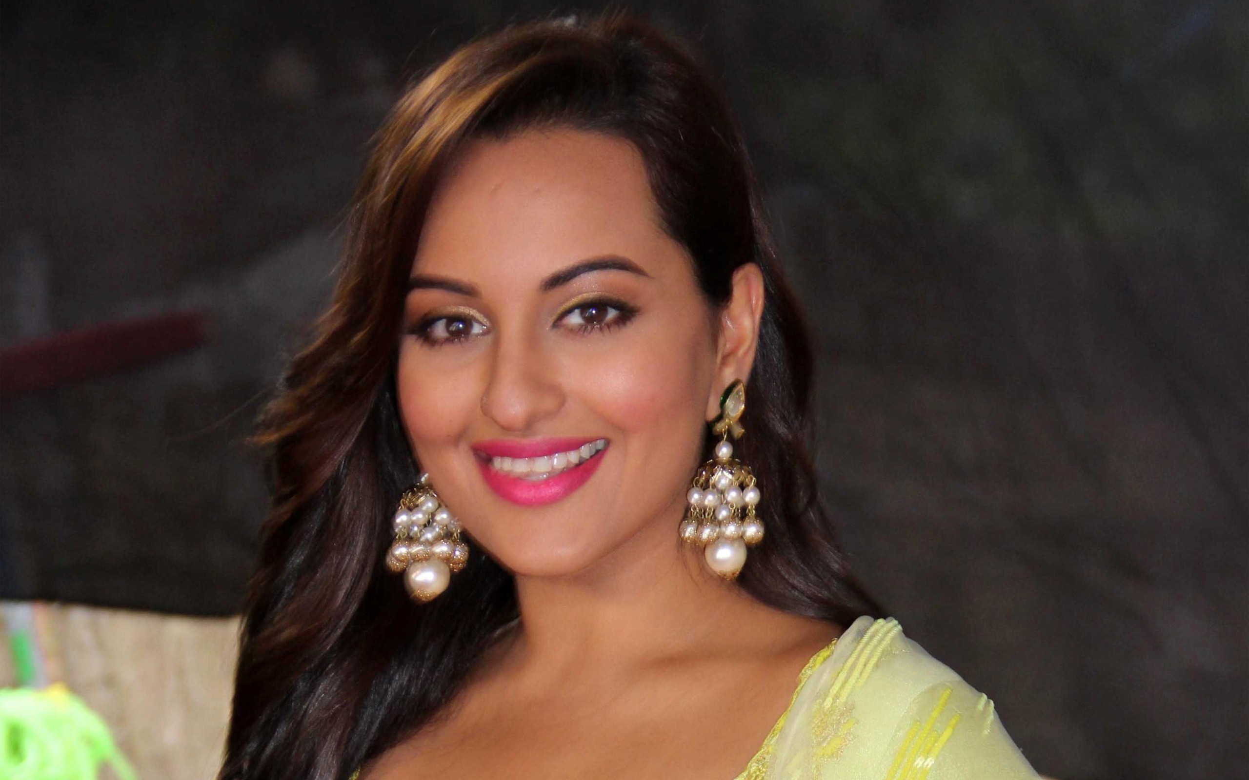 Sonakshi Sinha Bollywood Actress Hd Wallpaper - Girl - HD Wallpaper 