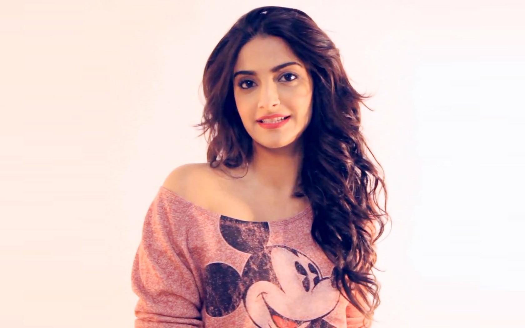 Sonam Kapoor Background Wallpaper - Cute Sonam Kapoor Khoobsurat - HD Wallpaper 