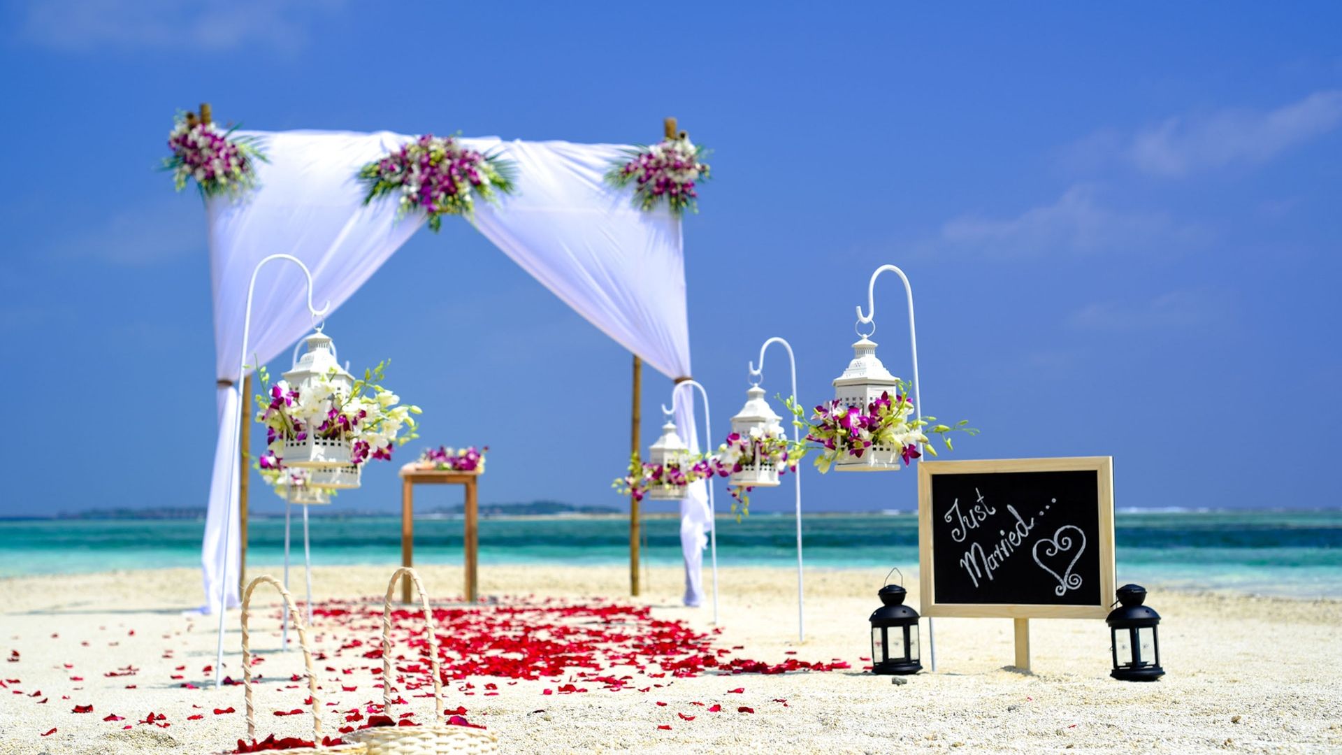 Beach Wedding Setup Wallpaper - Beach Wedding Party Maldives - HD Wallpaper 