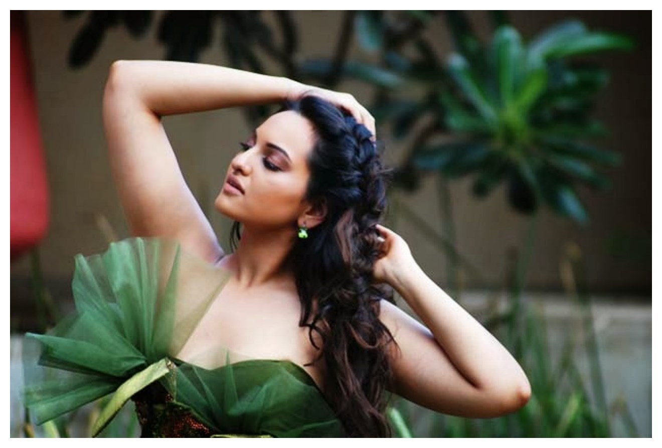 Sonakshi Sinha Wallpaper Download Sonakshi Sinha Wallpaper - HD Wallpaper 