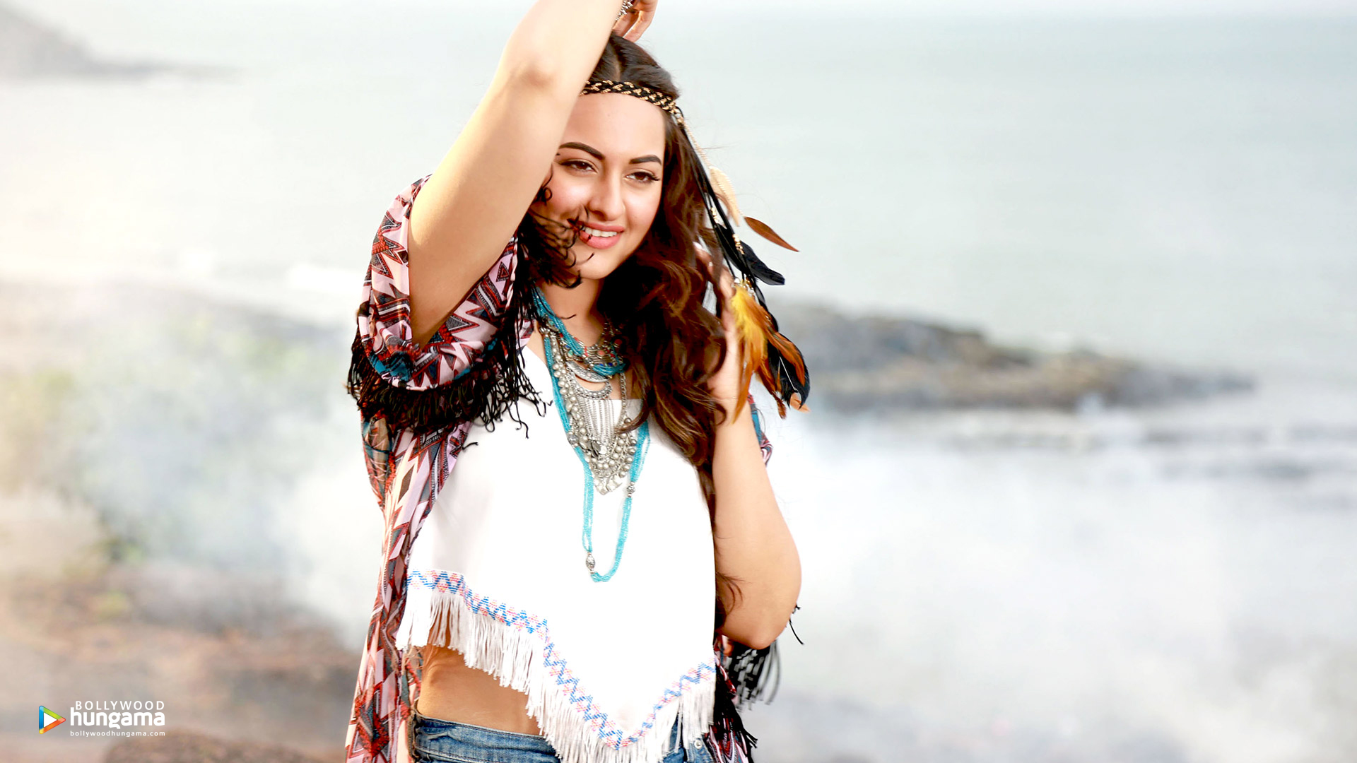 Sonakshi Sinha - Sonakshi Sinha Aaj Mood Ishqholic Hai - HD Wallpaper 