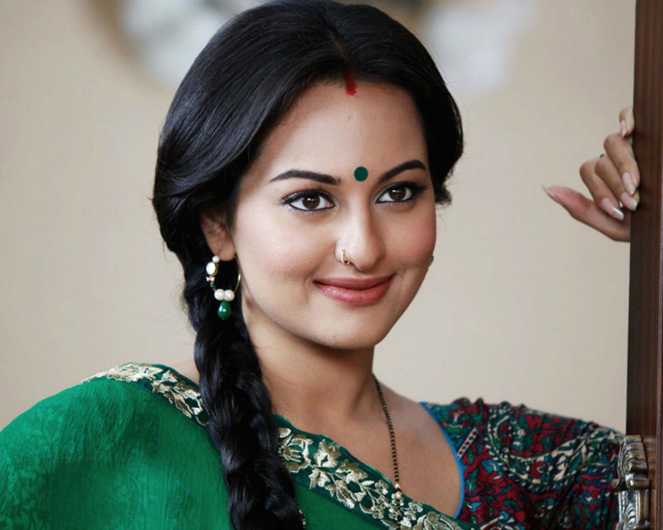 Actress Sonakshi Sinha - HD Wallpaper 