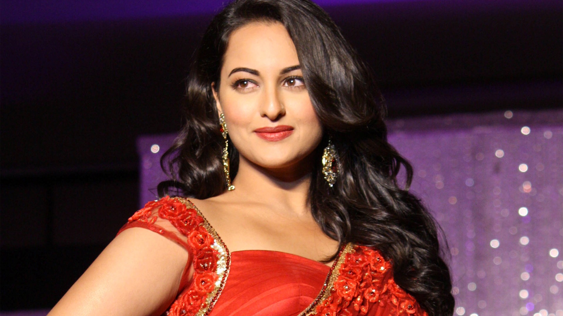 Sonakshi Sinha In Red Saree Wallpaper - Indian Actress Hot In Saree - HD Wallpaper 