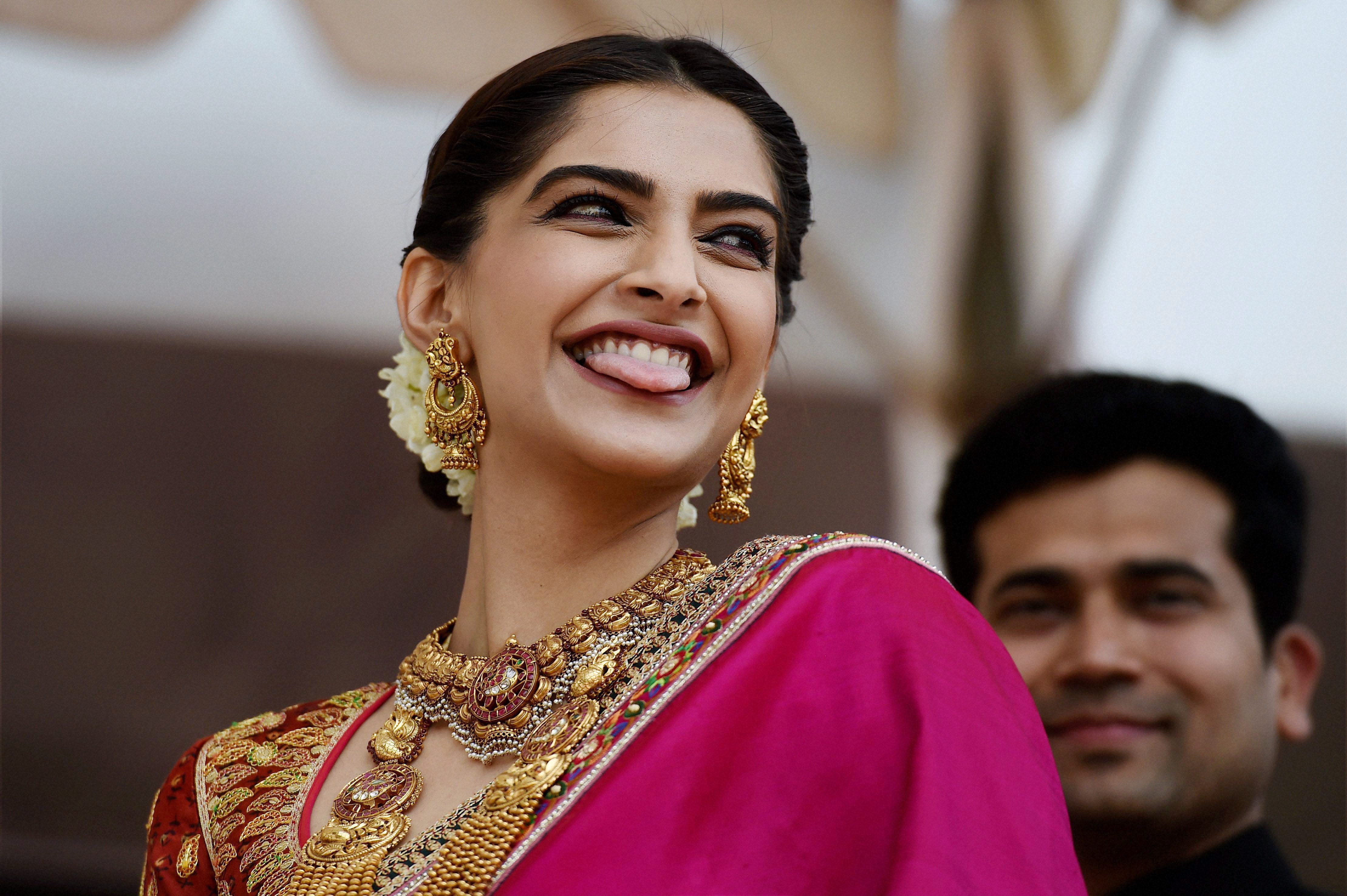 Sonam Kapoor - HD Wallpaper 