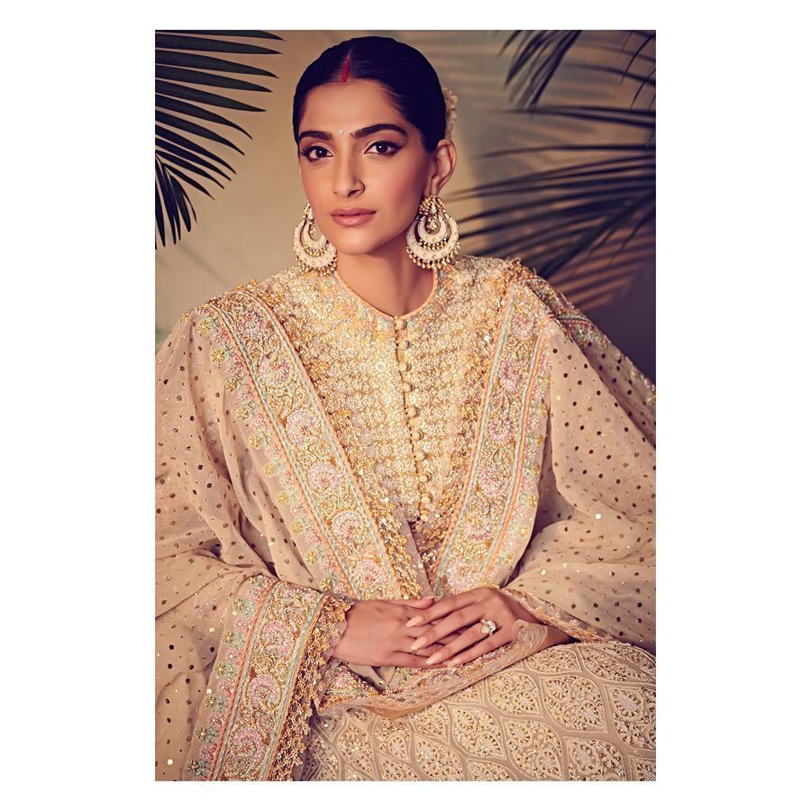 Sonam Kapoor Hot Hd Photos & Wallpapers For Mobile - Photo Shoot - HD Wallpaper 