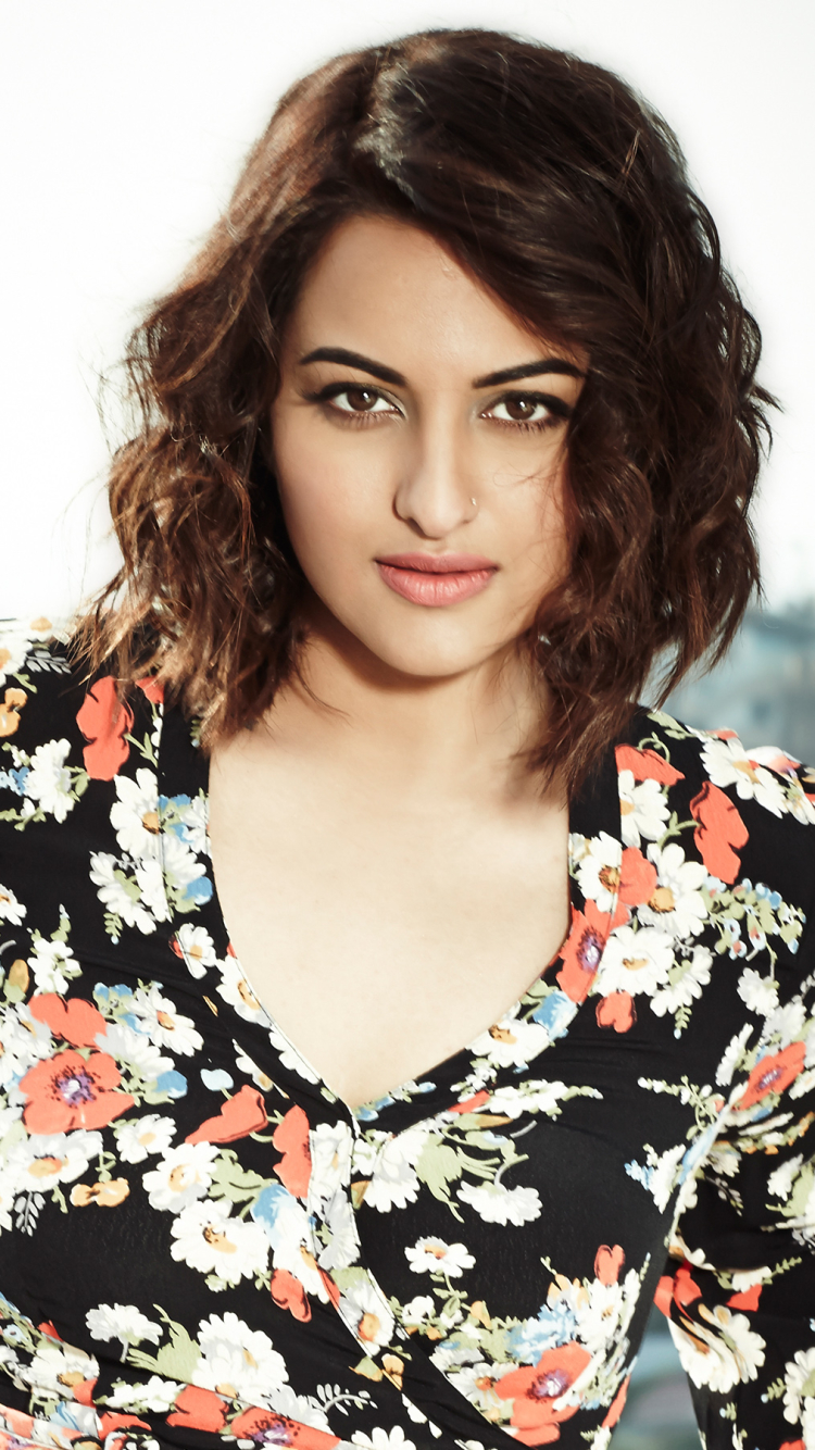 Bollywood Actresses Favourite Perfumes - HD Wallpaper 