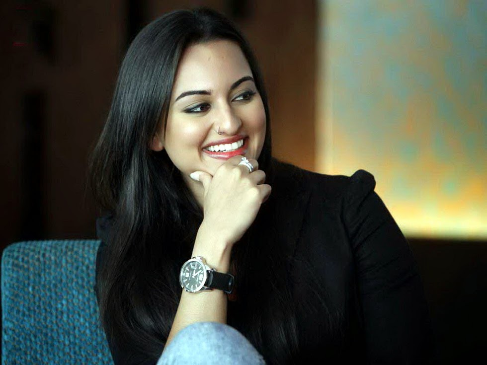 Beautiful Sonakshi Sinha Sexy Look Smile Face Hd Pics - Hd Wallpapers  Sonakshi Sinha - 980x735 Wallpaper 
