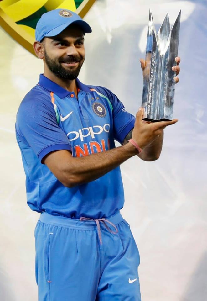 Virat Kohli Hd Images With Trophy - Full Hd Wallpaper Virat Kohli - HD Wallpaper 