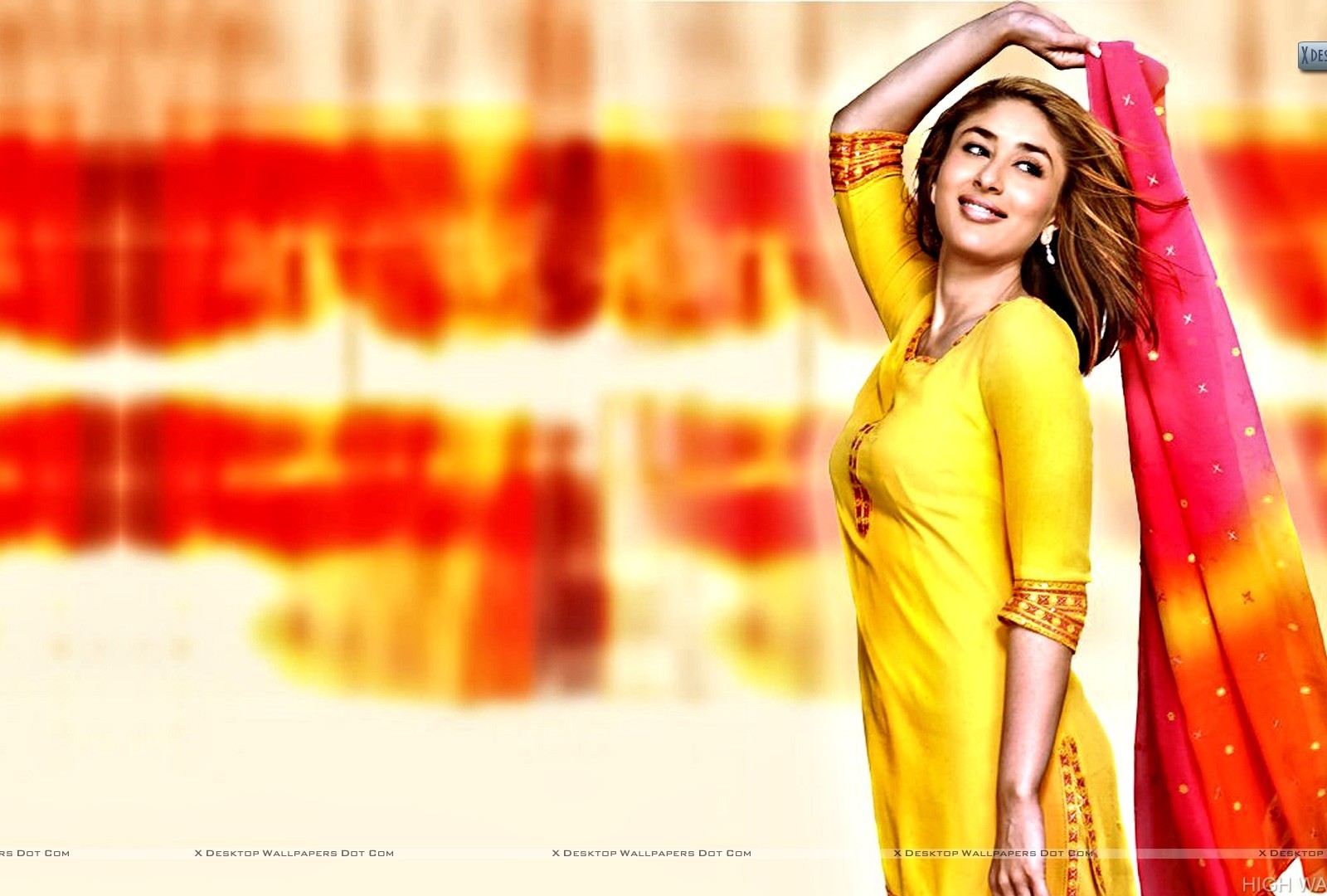 Kareena Kapoor In Punjabi Suit - HD Wallpaper 