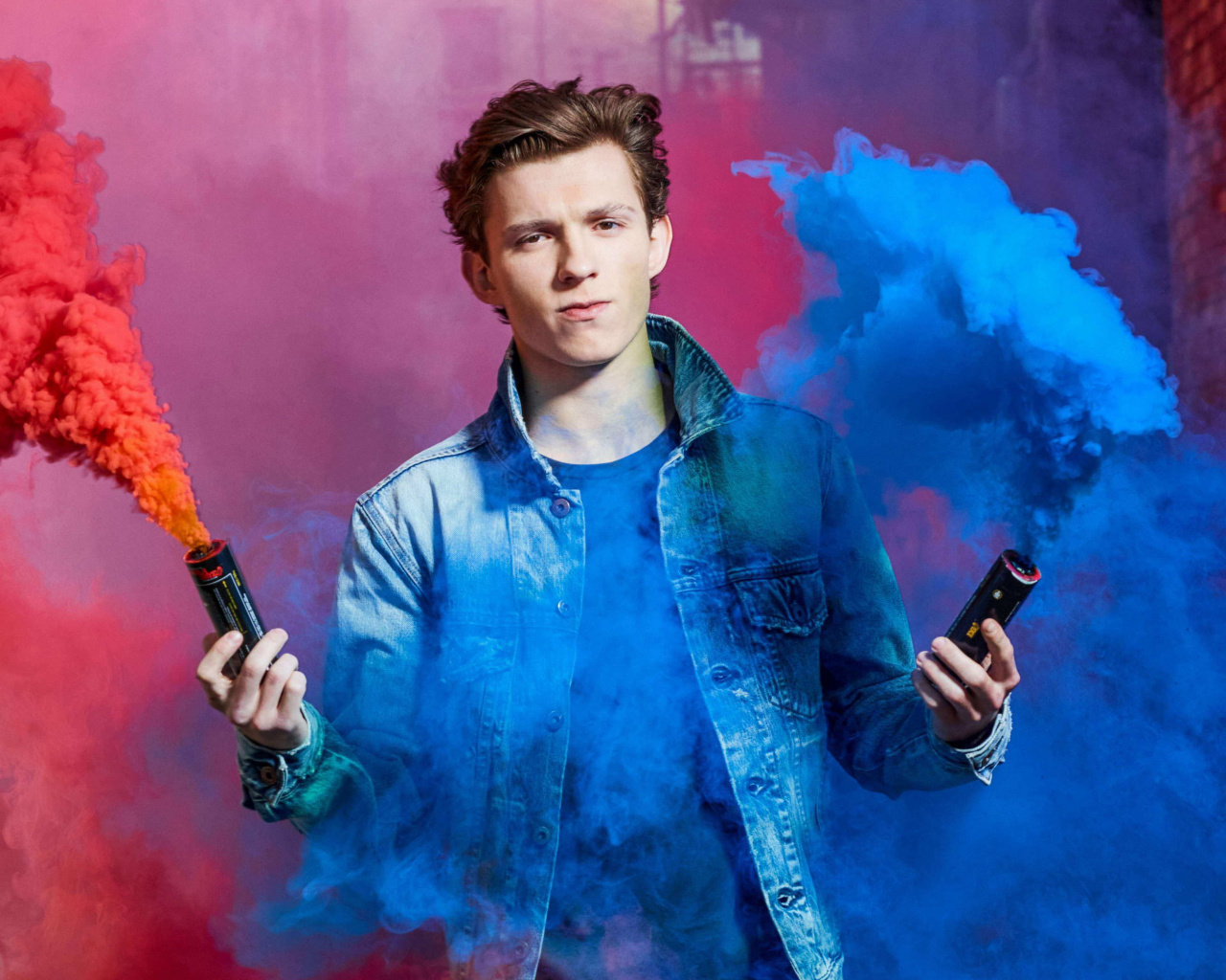Tom Holland, Jeans Shirt, Smoke, Wallpaper - Tom Holland Wallpaper Pc - HD Wallpaper 