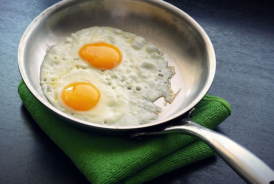 Fried Egg In Silver Skilet, Eggs, Sunny Side Up, Skillet, - Fried And Scrambled Eggs - HD Wallpaper 