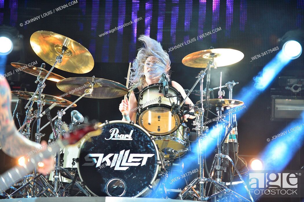 Of Skillet In Concert At The Miramar Regional Park - Skillet - HD Wallpaper 