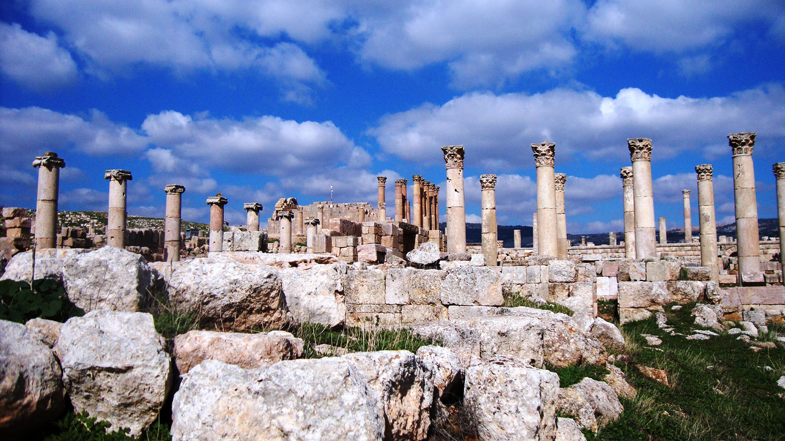 Stone Ruins With Greek Columns And Clouds - Ruins - HD Wallpaper 