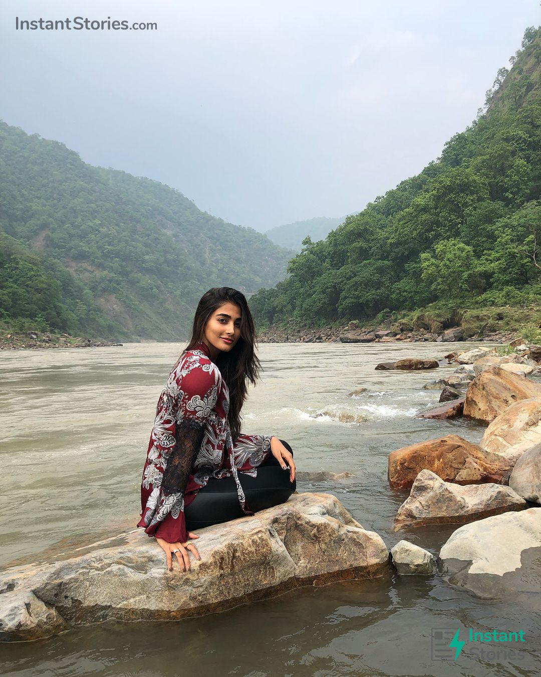 Pooja Hegde Latest Hot Hd Photos/wallpapers (4904) - Pooja Hegde In Uttarakhand - HD Wallpaper 