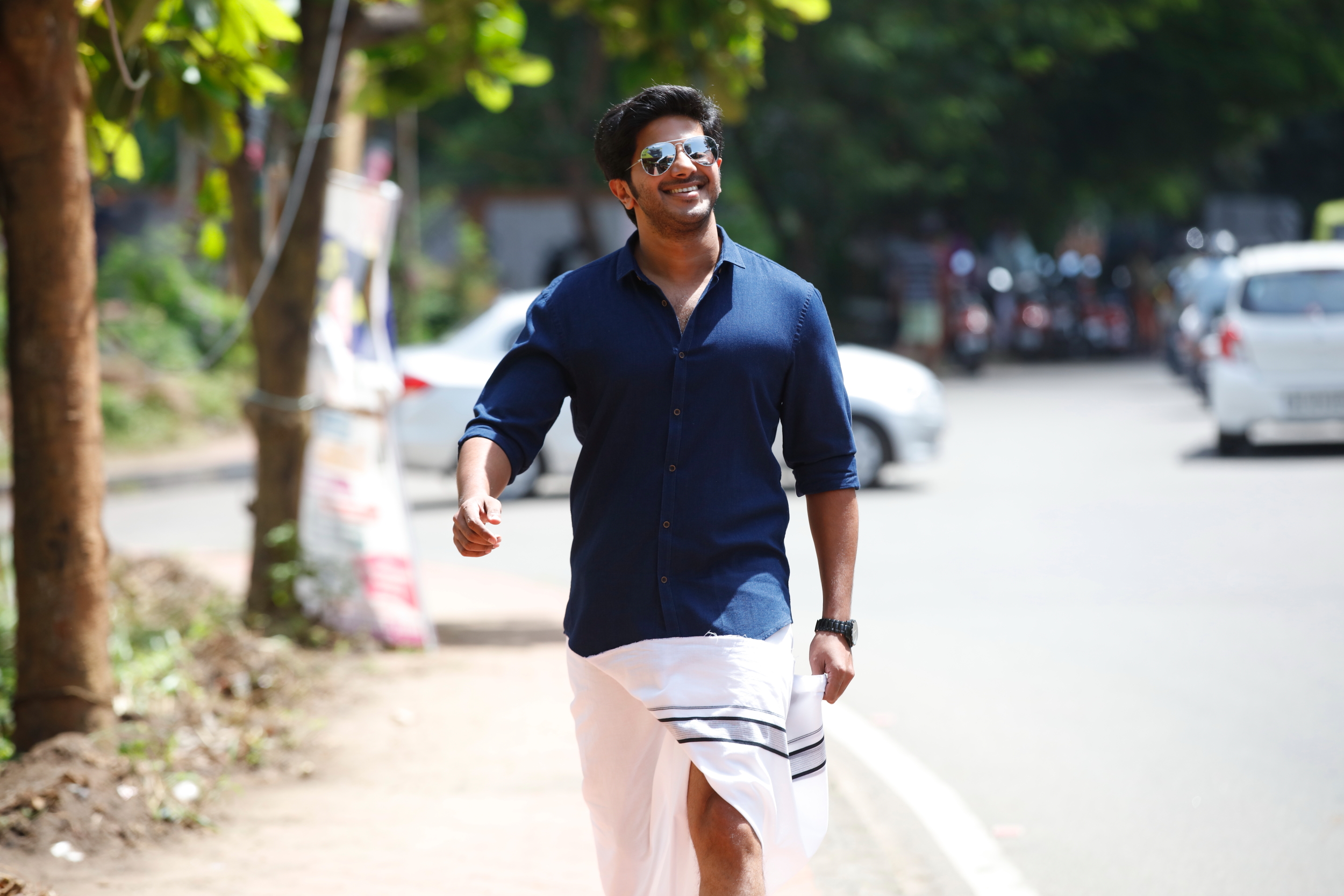 Dulquer Salmaan In Jomonte Suvishesham - HD Wallpaper 