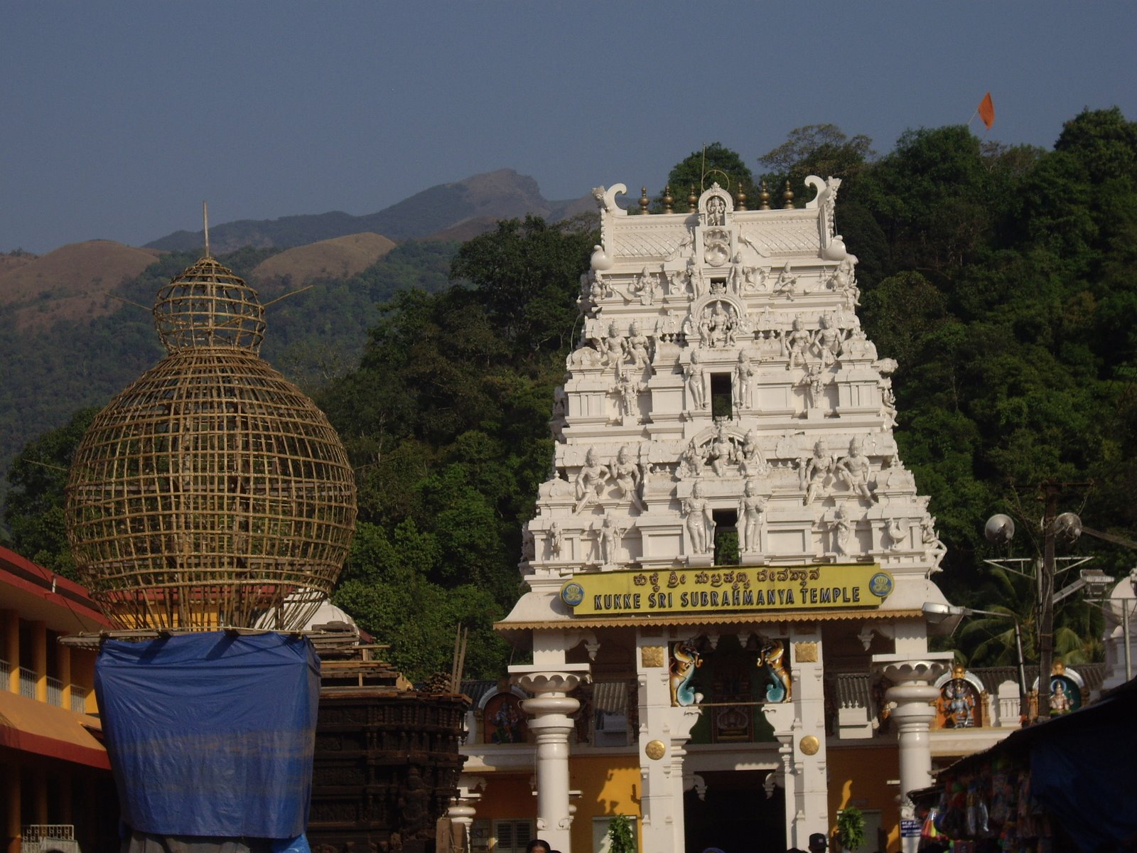 Kukke Subramanya Swamy Temple In Karnataka - Kukke Subramanya Temple - HD Wallpaper 