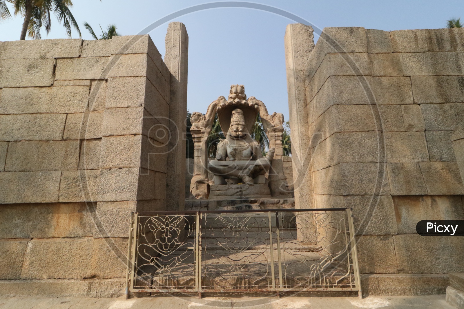 Narasimha Statue - HD Wallpaper 