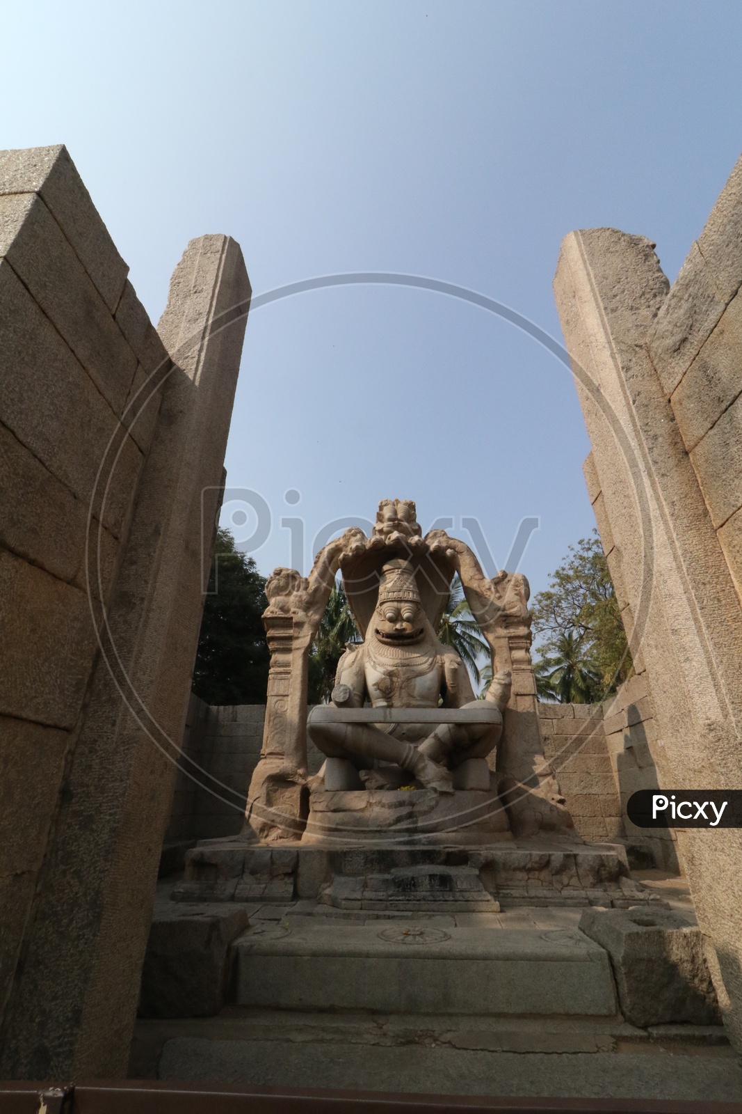 Narasimha Statue - HD Wallpaper 