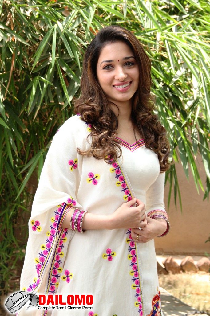 Tamanna Bhatia Photos Kajal Agarwal - HD Wallpaper 