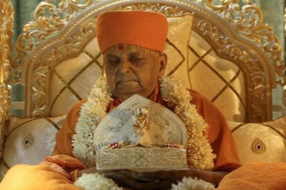 Pramukh Swami Maharaj Death - HD Wallpaper 