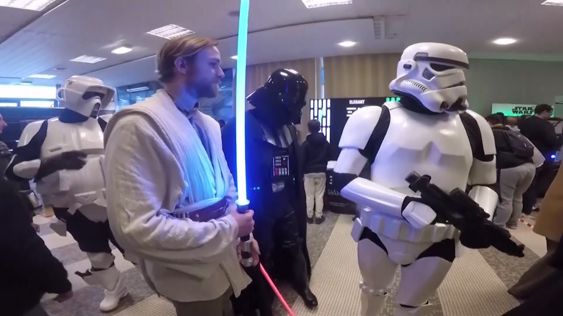 Sliced In Half Lightsaber - HD Wallpaper 