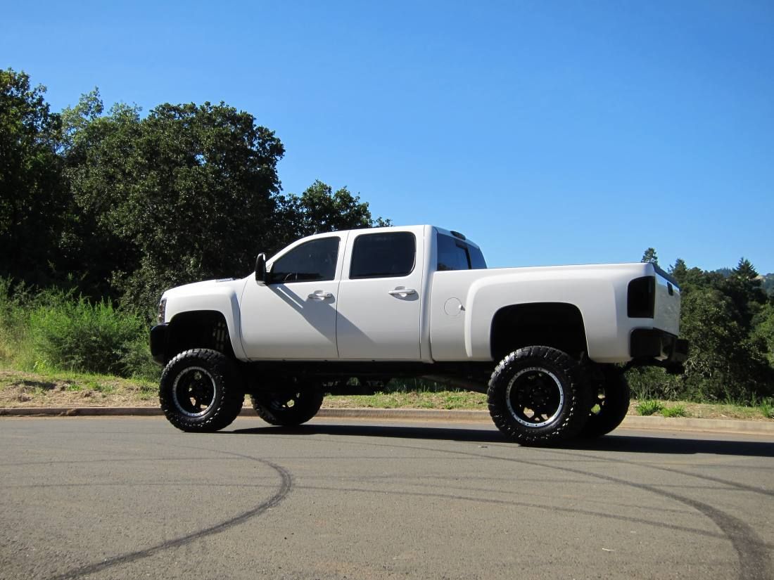 White Chevy Truck Wallpaper For Iphone - White Chevy Lifted Truck - HD Wallpaper 