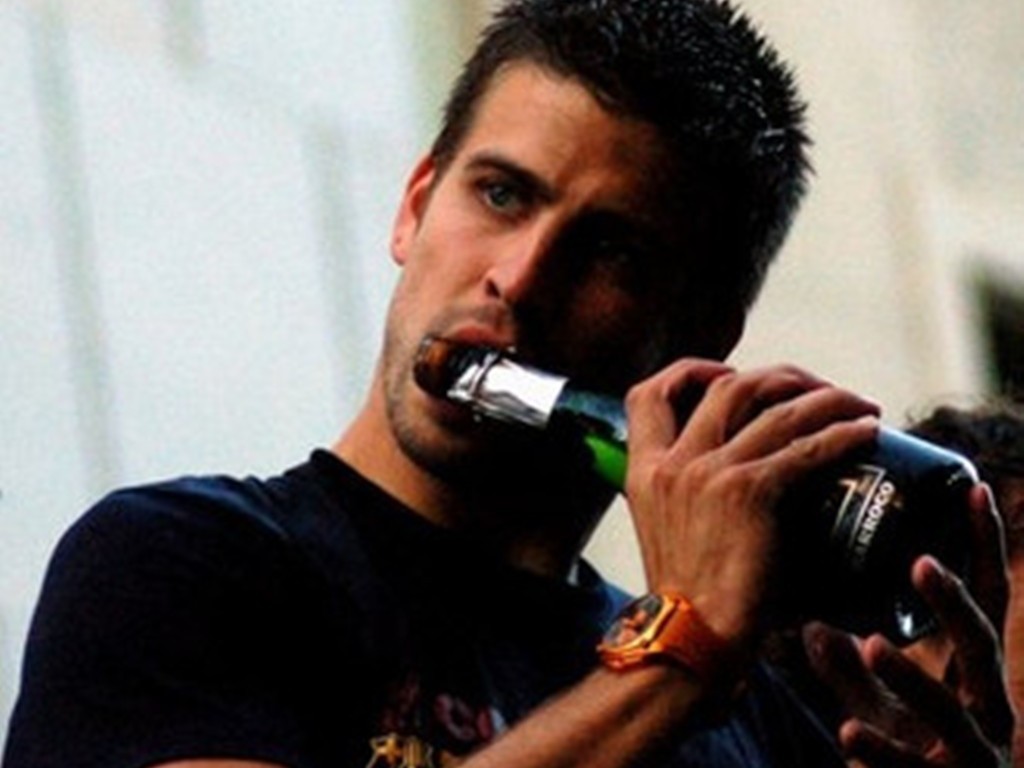 Gerard Piqué Alcohol - Gerard Pique - HD Wallpaper 