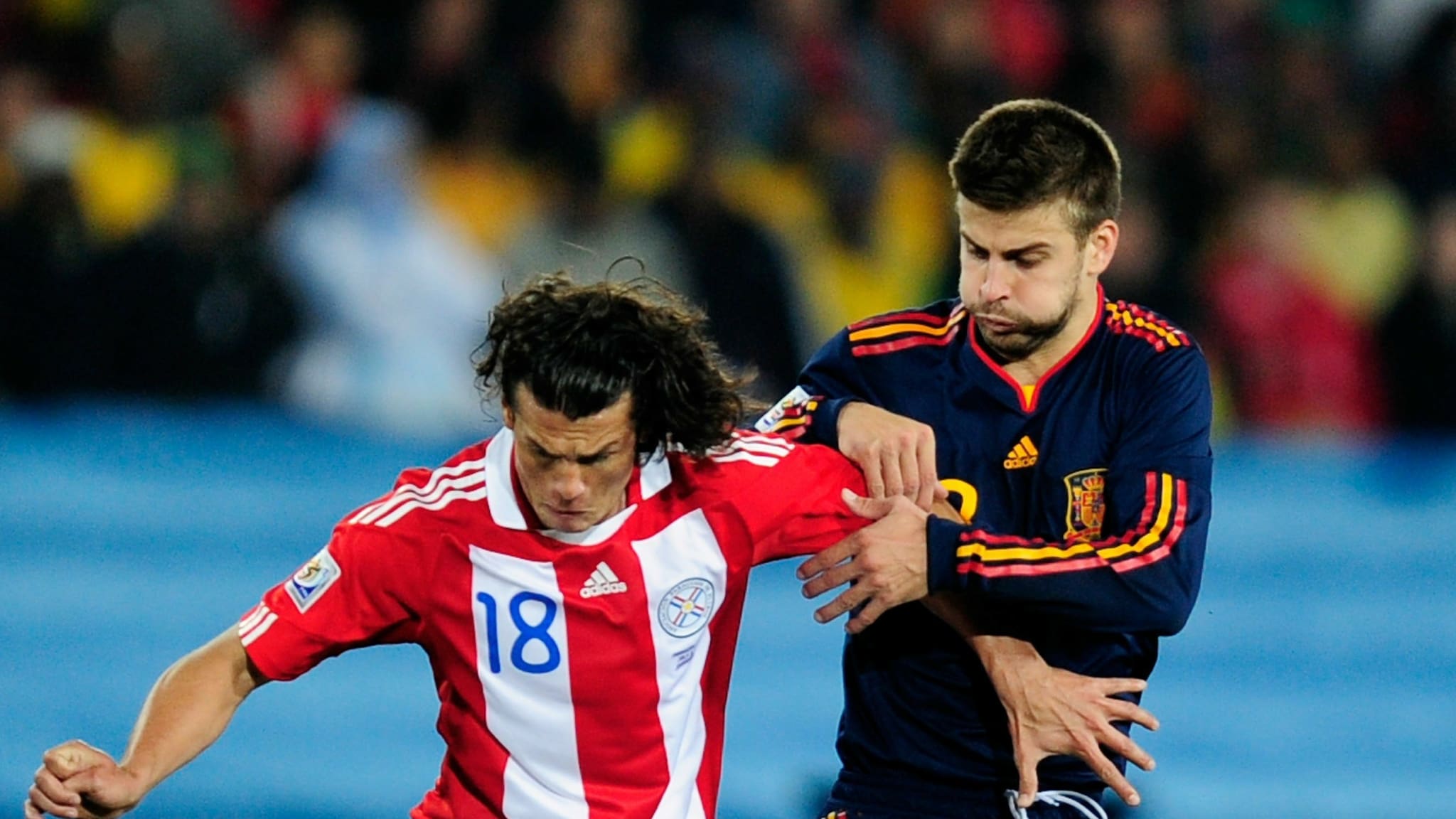 Nelson Valdez Of Paraguay And Gerard Pique Of Spain - Player - HD Wallpaper 