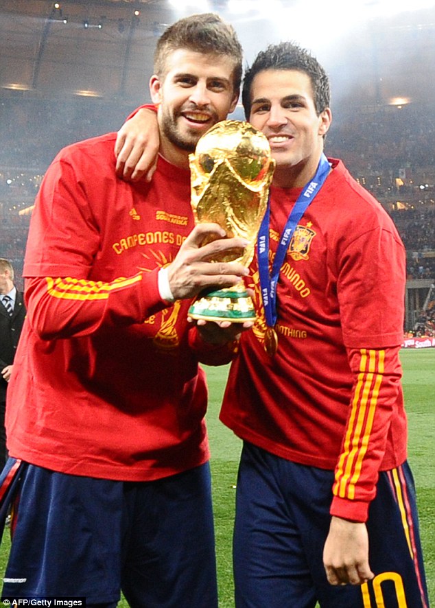 Gerard Pique Called His Close Friend Cesc Fabregas - Gerard Pique 2010 World Cup - HD Wallpaper 