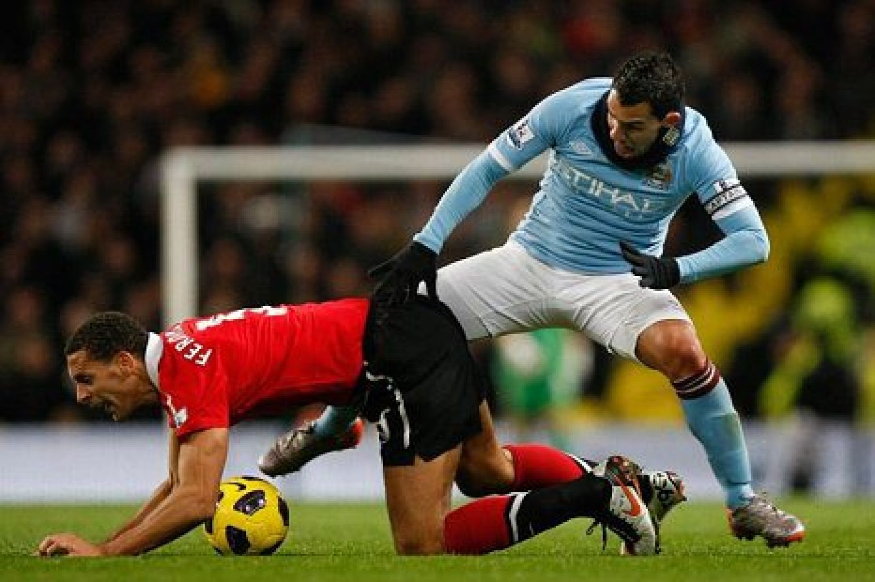 Optical Illusions 150 Wallpaper - Carlos Tevez And Rio Ferdinand - HD Wallpaper 
