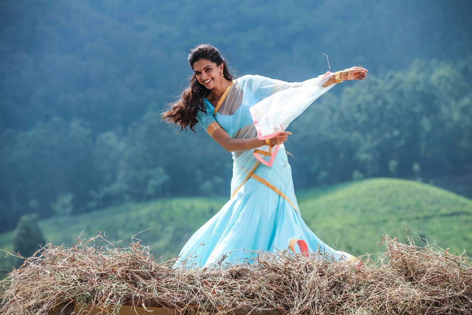 Chennai Express Deepika Padukone In Saree - 1600x1066 Wallpaper Chennai Express Deepika Padukone In Saree - 1600x1066 Wallpaper