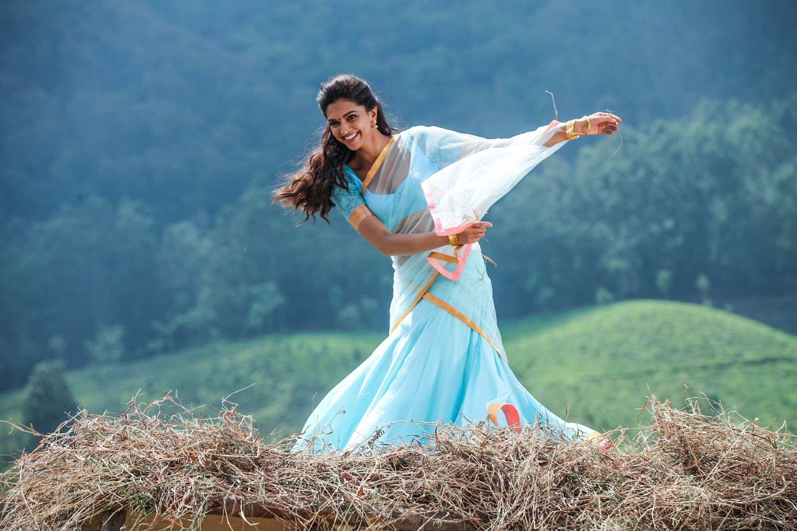 Chennai Express Deepika Padukone In Saree - HD Wallpaper 