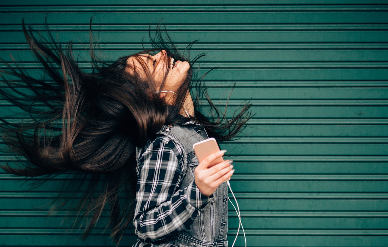 Photo Wallpaper Music, Fun, Brunette, Phone - Listening To Apple Music - HD Wallpaper 