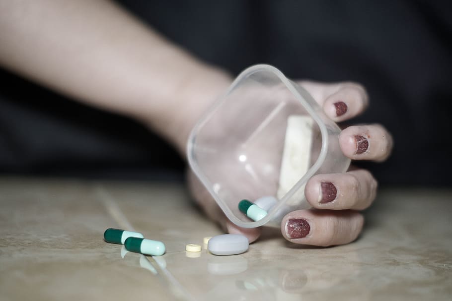 Person Holding Square Plastic Container With Medicines, - Informacion Sobre El Suicidio - HD Wallpaper 