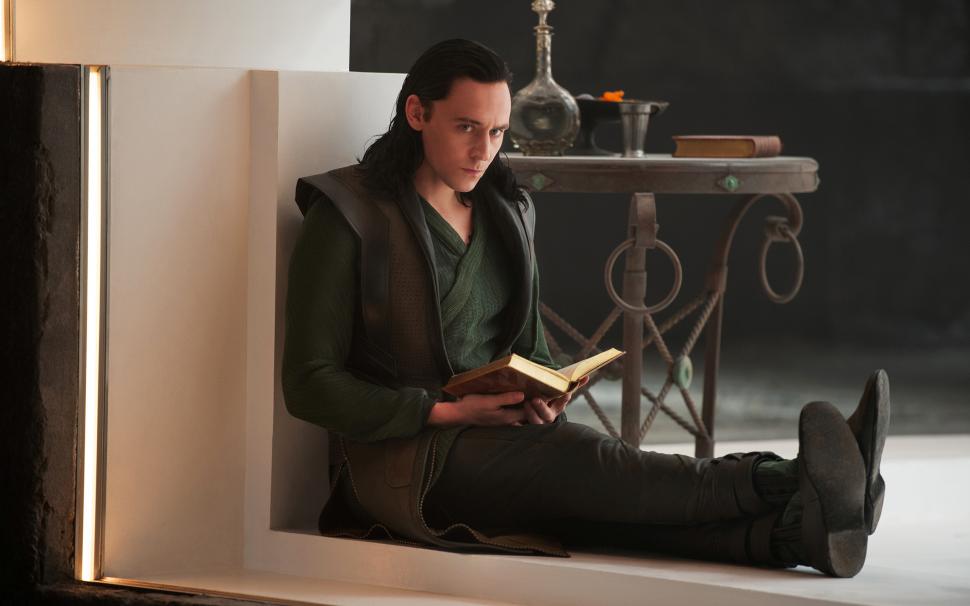 Tom Hiddleston Thor Loki Book Hd Wallpaper,movies Hd - HD Wallpaper 