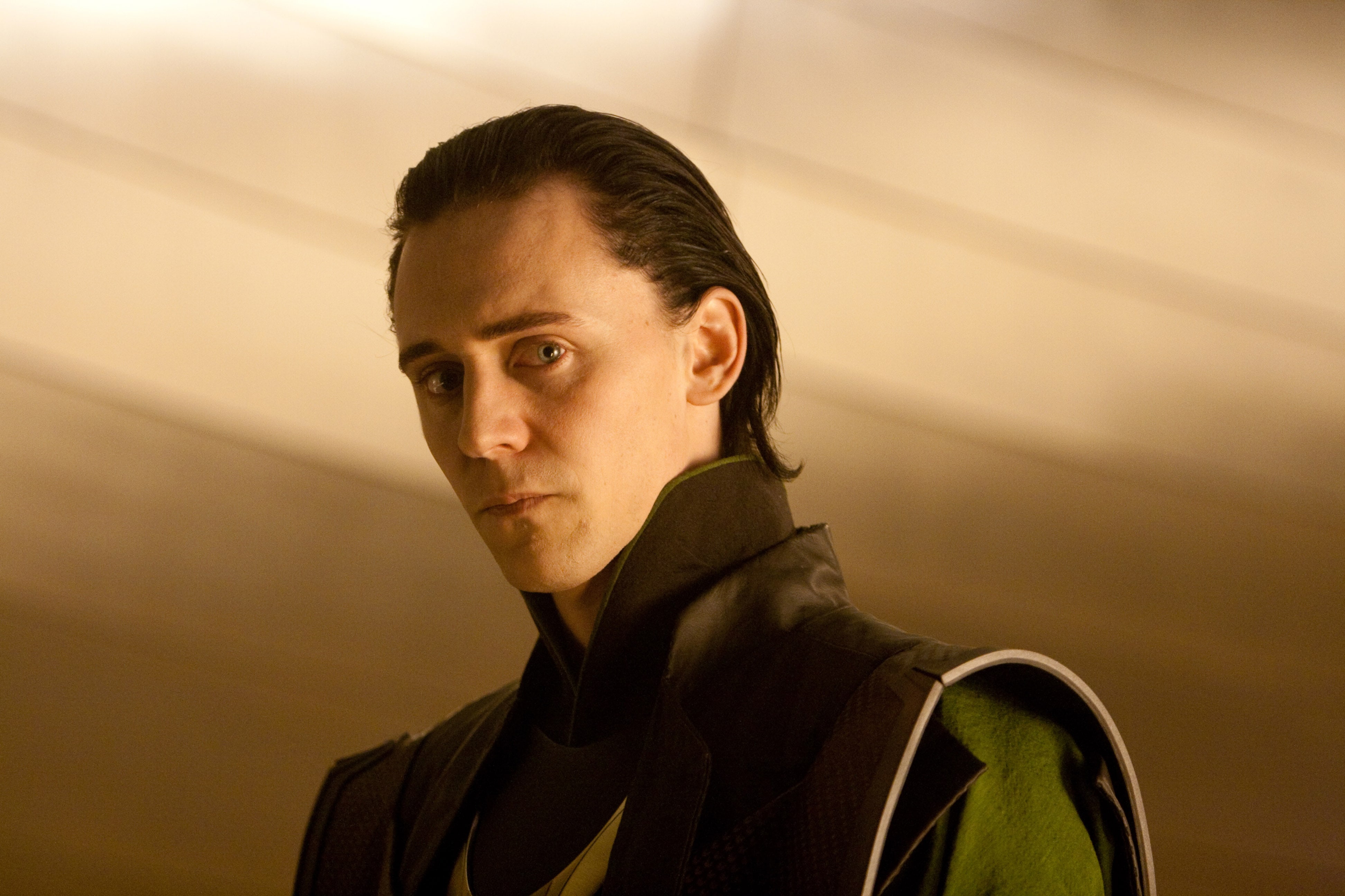 Tom Hiddleston Full Hd Wallpapers - Tom Hiddleston In Thor - HD Wallpaper 