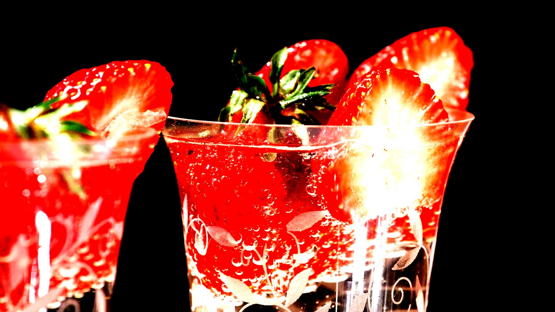 Strawberries Drinks Berry Food Strawberry High Contrast - Food Wallpaper Hd Black Background - HD Wallpaper 