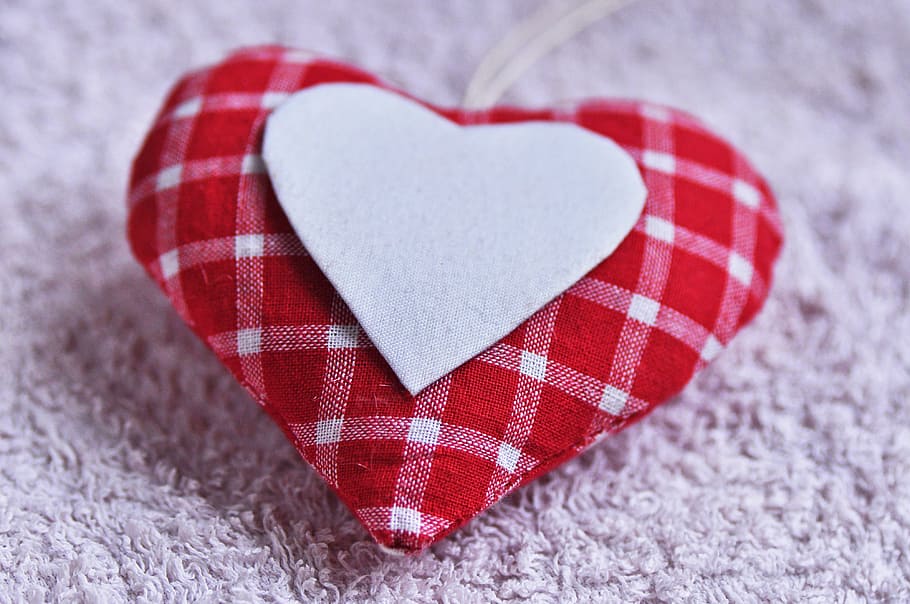 Close-up Photo Of White And Red Plaid Heart Pillow, - Love Ms Images Hd - HD Wallpaper 