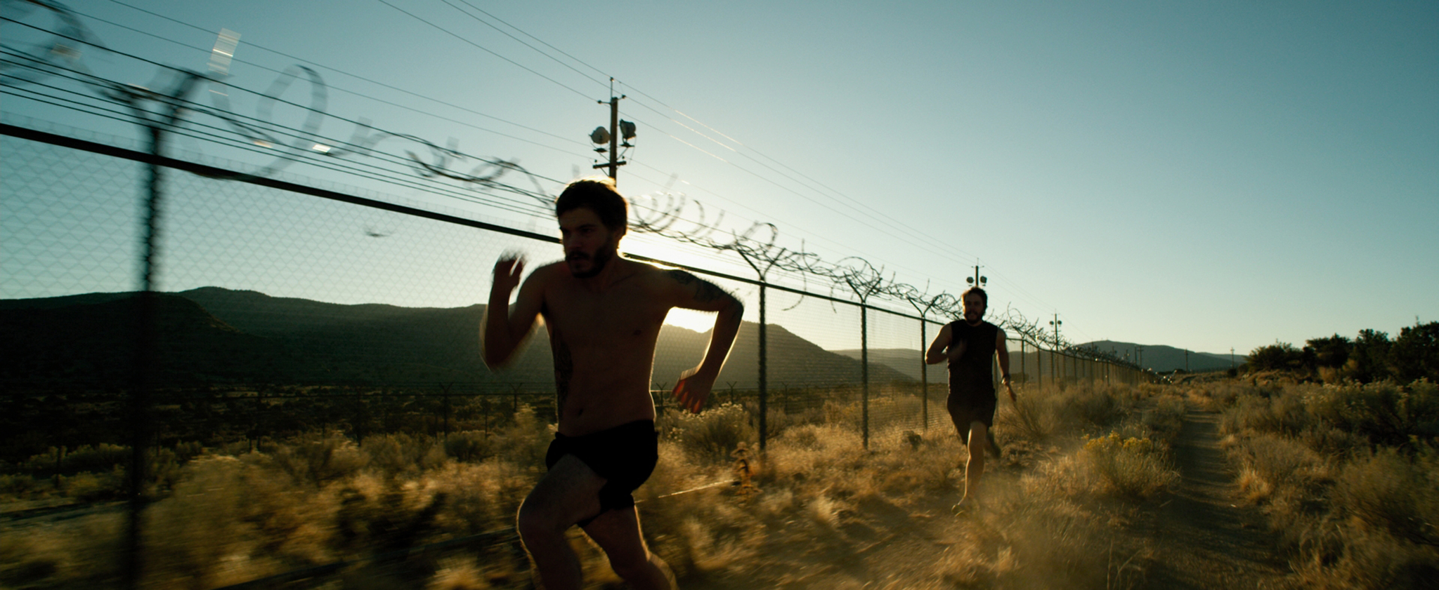 Emile Hirsch Running Lone Survivor - HD Wallpaper 