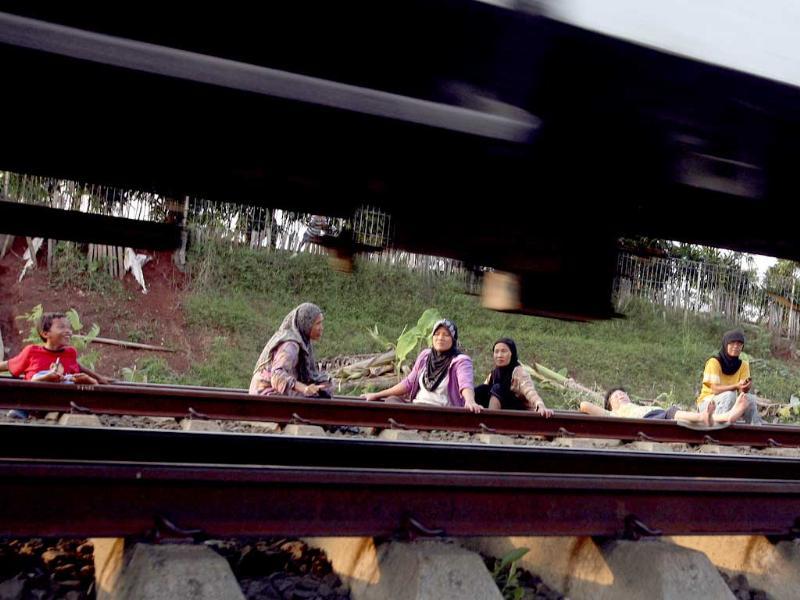 Villagers Lie On A Railway Track For An Electricity - Leisure - HD Wallpaper 