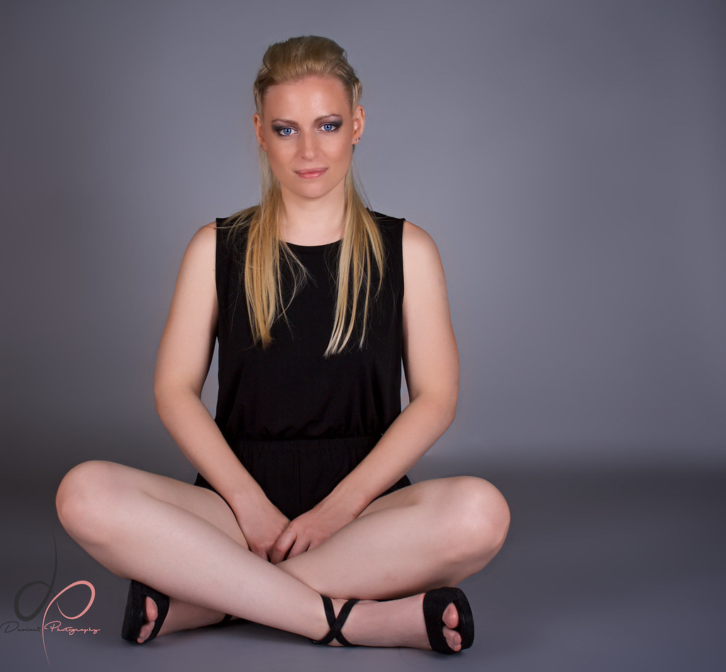 Sitting - HD Wallpaper 