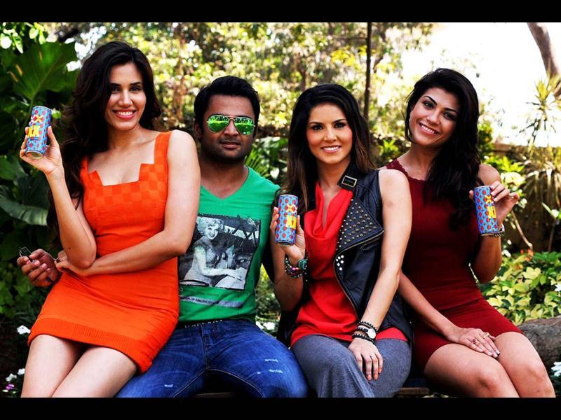 Bollywood And Media Personalities Sonali Sehgal, Sachin - Friendship - HD Wallpaper 