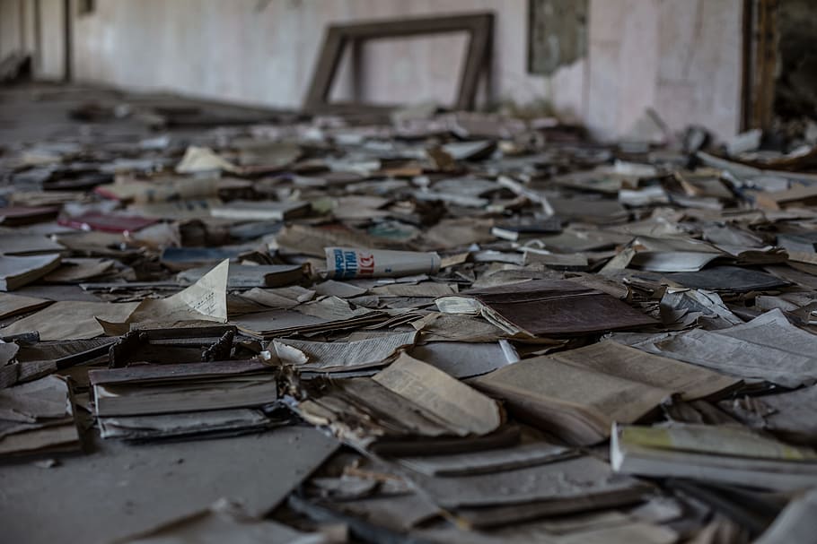Brown Paper Lot On Floor Near Brown Wall, Abandoned, - Chernobyl Zona De Exclusão - HD Wallpaper 