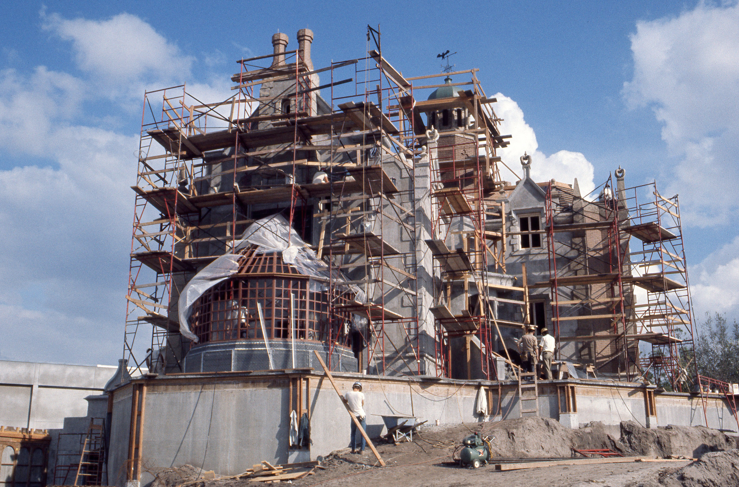 Data Src Disney World Haunted Mansion Wallpaper For - Haunted Mansion Disneyland Construction - HD Wallpaper 