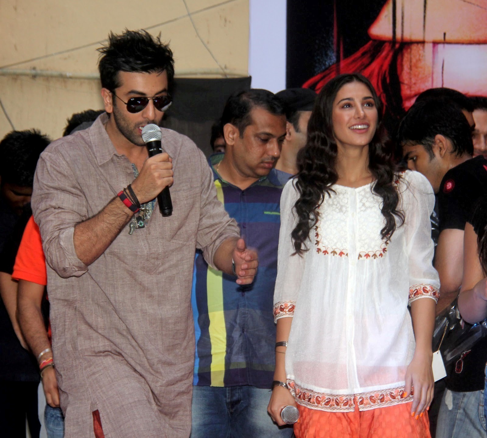 Ranbir On Mic With Nargis Fakhri - Ranbir Kapoor And Nargis Fakhri - HD Wallpaper 