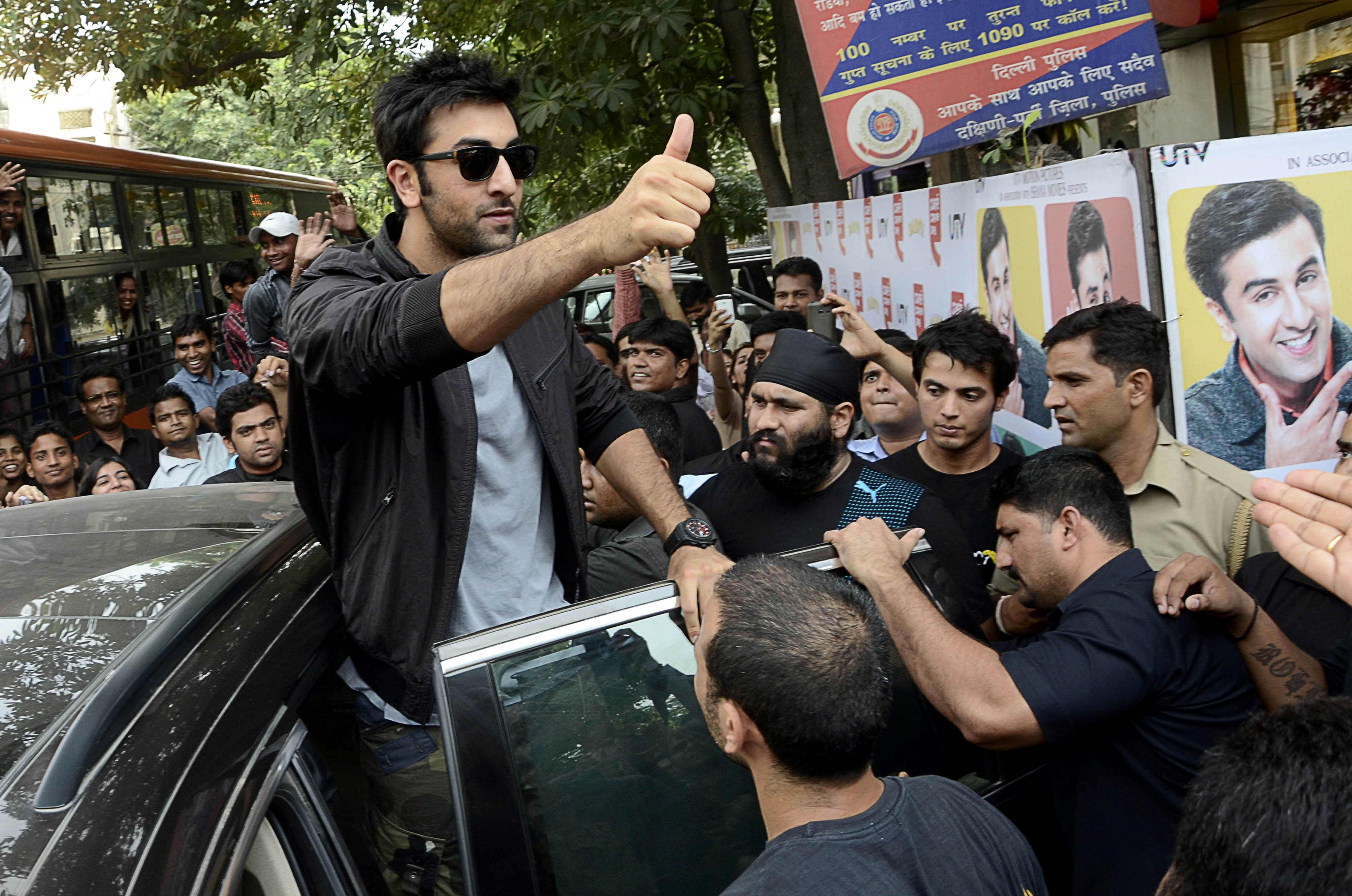 Ranbir Kapoor With Thumbs Up - HD Wallpaper 